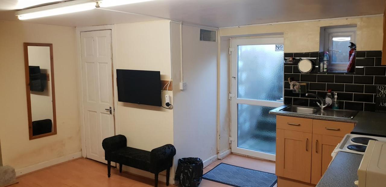 Apartament Private Basement Studio Flat With Modern Features Huddersfield Zewnętrze zdjęcie